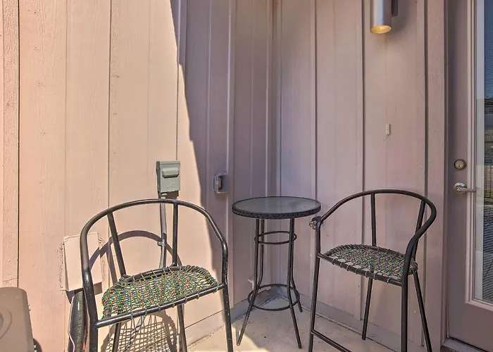 College Station Townhome W/ Furnished Patio!