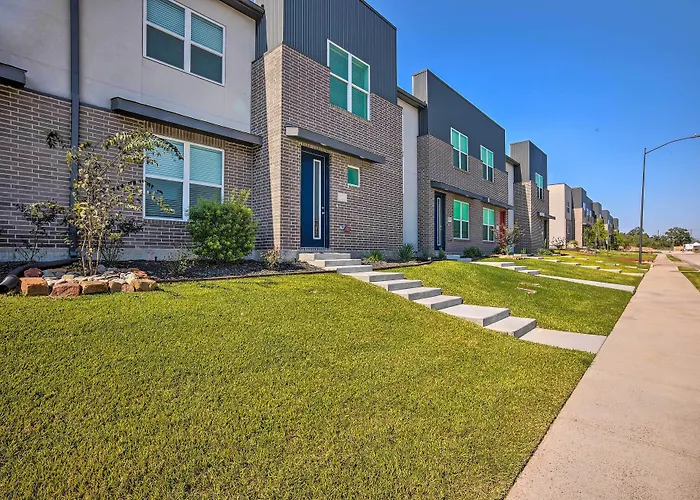College Station Townhome W/ Furnished Patio!